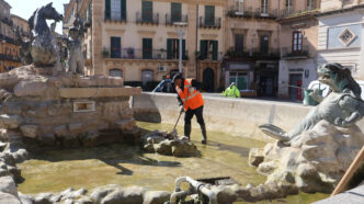 Pulizia fontana del tritone Caltanissetta, manutenzione straordinaria per la Fontana del Tritone: in corso verifiche sulle perdite d’acqua