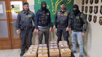 04122023 064001 IMM03 Cocaina nei container della frutta importata dall'America del Sud: sei arresti nel catanese