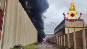 Incendio Catania Catania, vasto incendio di rifiuti. Vigili del Fuoco in azione