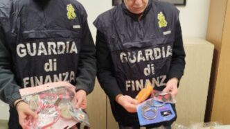 foto2 Enna, scovati 500 articoli di Carnevale pericolosi per i bambini